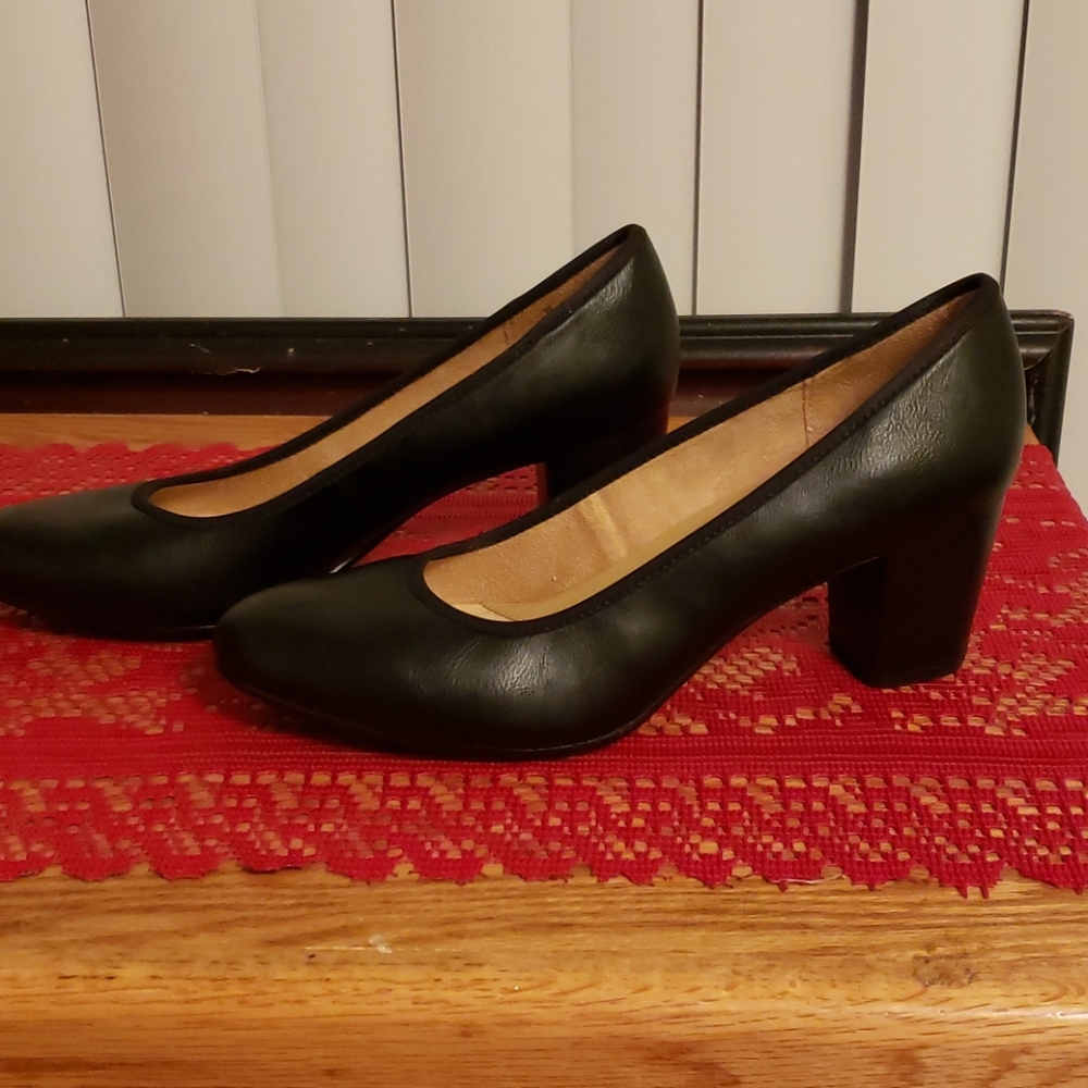 NWT, Naturilizer Bkack Heels